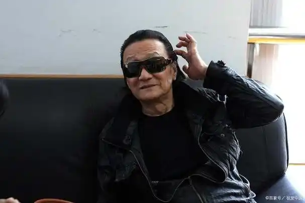 近日,一张谢贤与第一任妻子的旧照片在网络上疯传,人们惊讶地发