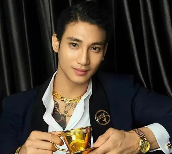 缅甸肌肉男模,一张出家照走红,高颜值好身材是不少女生的理想型