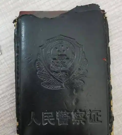 称自己是洪山派出所的刘警官,并出示了"人民警察证"证件套,他说这辆车