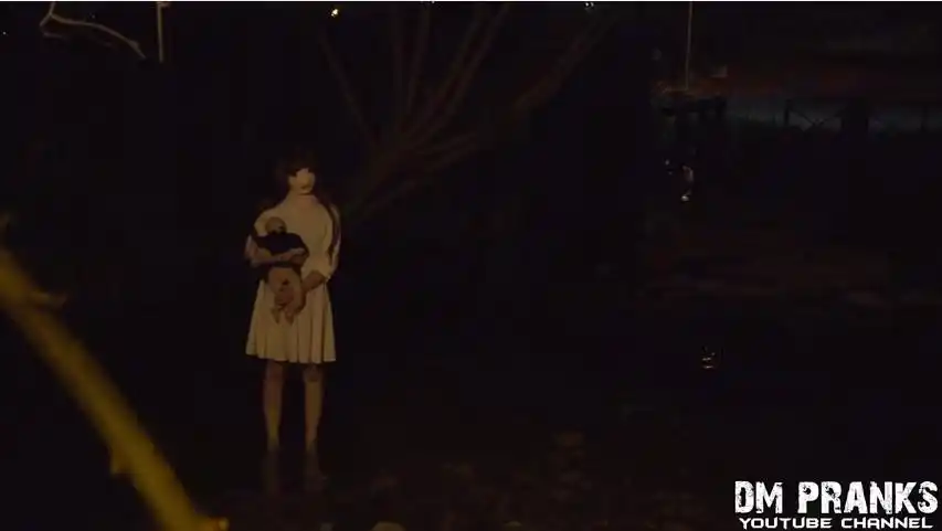 白衣女孩半夜蹲路边啜泣路人上前安慰险被吓死