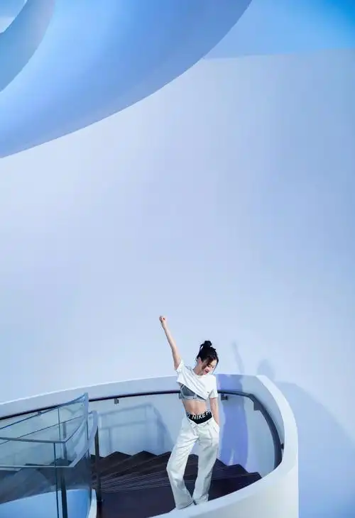 马甲线女神袁姗姗,穿白色露脐运动装大秀小蛮腰,效果好惊艳