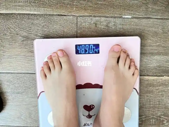 这几天一直清淡饮食,瘦了不少,之前体重在105斤左右,今天称了下98斤了