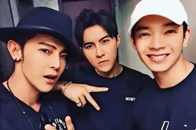 汪东城炎亚纶开呛,细扒两人过往好精彩,网友的嘴更好笑_腾讯新闻