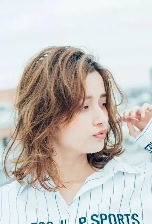 度体现出来,染出的艳丽发色部分愈加迷人,靠上面分是做着蓬松的效果