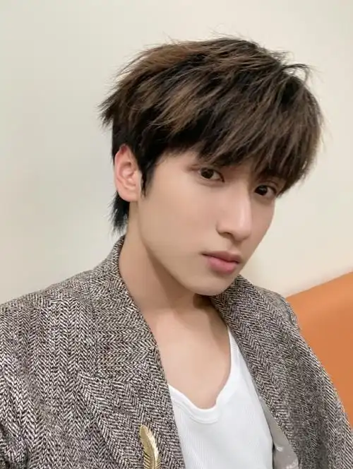 严浩翔照片#"贫瘠的土地上 盛开出鲜艳的花"@时代少年团-严浩翔