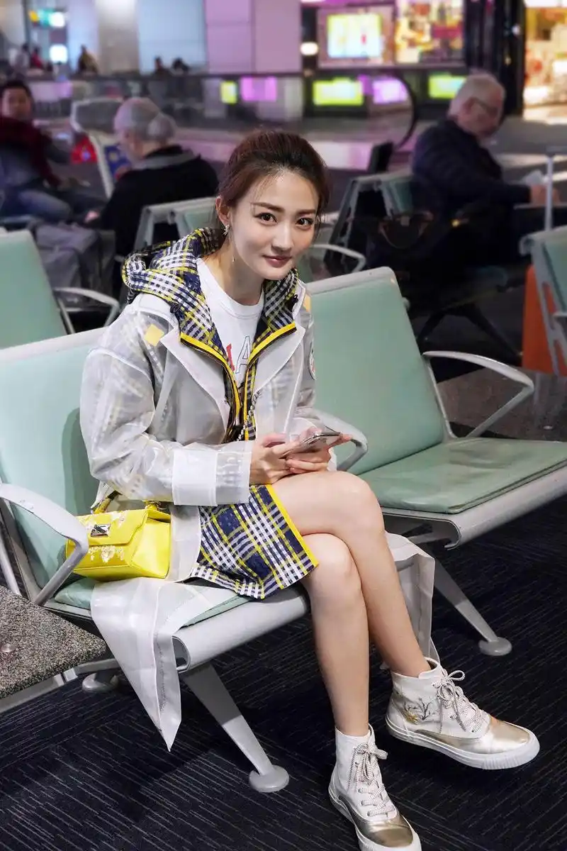 徐璐:新晋穿搭教科书 徐璐的穿搭风格简单日常,接地气,却又不失时尚感