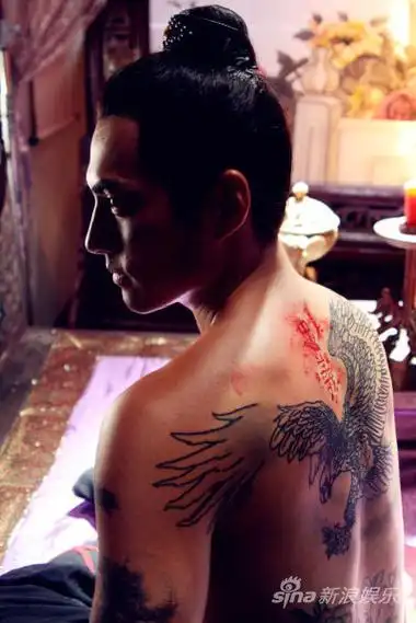 严宽版燕青半裸剧照曝光 被刺"忠义"二字(图)