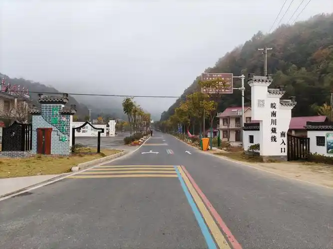 西大门客栈就在皖南川藏线南入口.