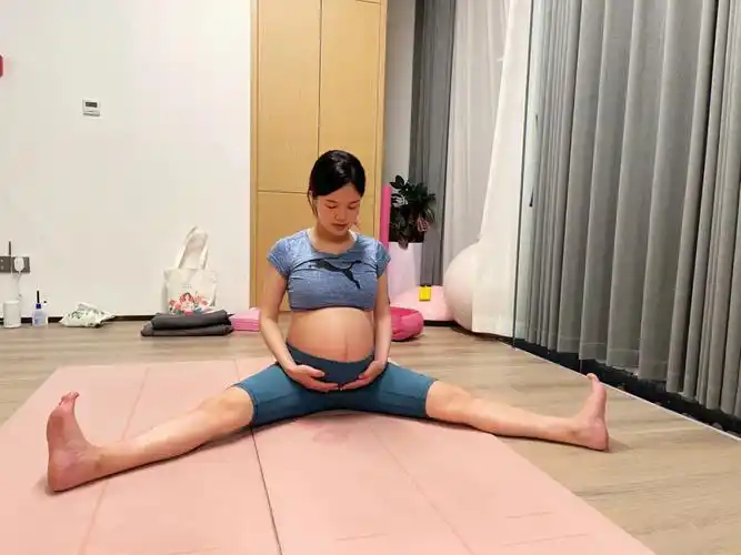 肚子也比以前重了 托着她走路更舒服些我是一个不安分的妈妈 足月了还