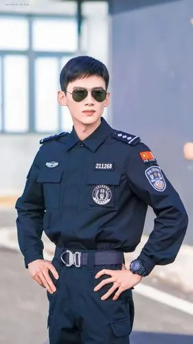 「白敬亭」新剧原型!90 后中国特警,又帅又温柔,3 亿女生在线喊老公!|