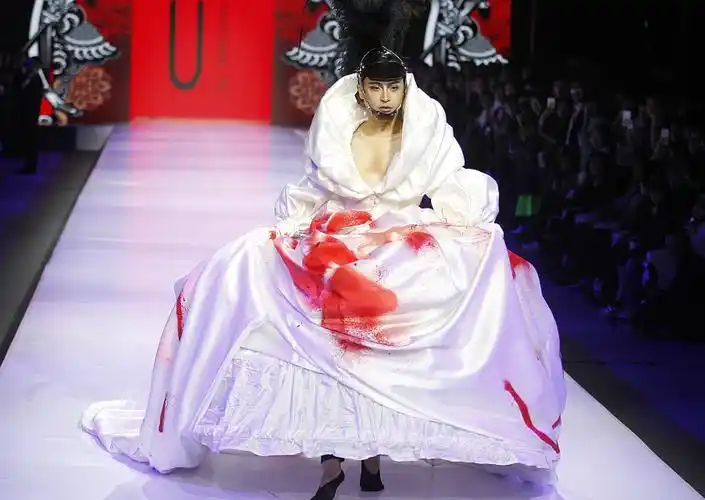 陈志朋走秀高跟鞋飞了还不够?又穿旗袍耍酷打飞手机?