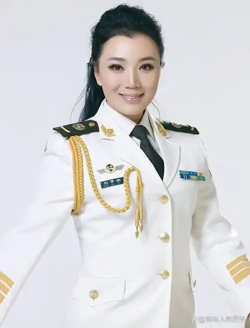 这位女歌手名叫柏文,来自江苏镇江,毕业于中国人民大学,曾是中国武警