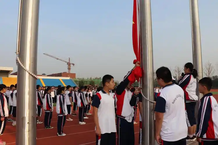 第二项:升国旗,唱国歌,全体师生行注目礼.