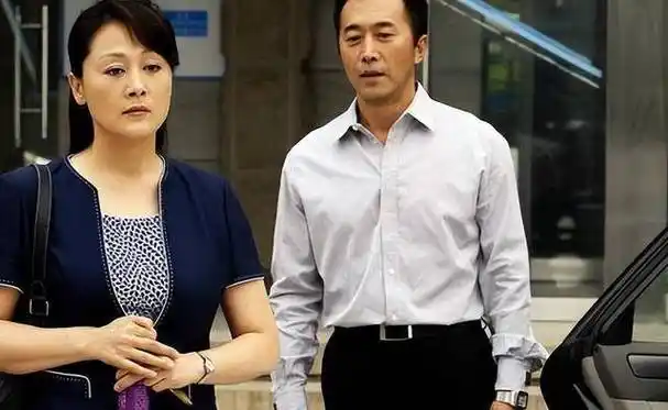 虽然郑晓宁在事业上取得了巨大的成功,但在感情生活中却经历了很多