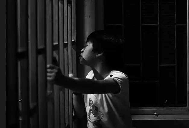 (点击图片自动进入下一页)   父母贩毒坐牢,4岁被送到庙里,10岁注射