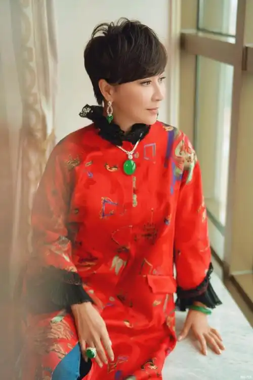 > 刘嘉玲晒红色印花长褂美照 戴全套翡翠首饰