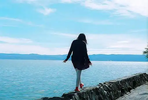 海边唯美女生侧脸意境图片