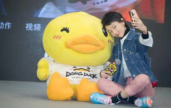 可爱小黄鸭周冬雨再次上线轻松玩转混搭风俏皮又可爱