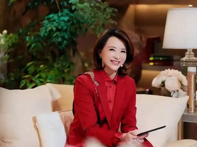 董卿久违露面状态佳,录视频为学校致辞,身后豪宅内景曝光超大气_生活