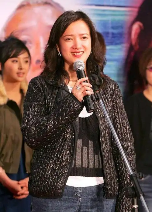 57岁何晴挺富态的梳贵妇头还有双下巴穿基础款气质也高级