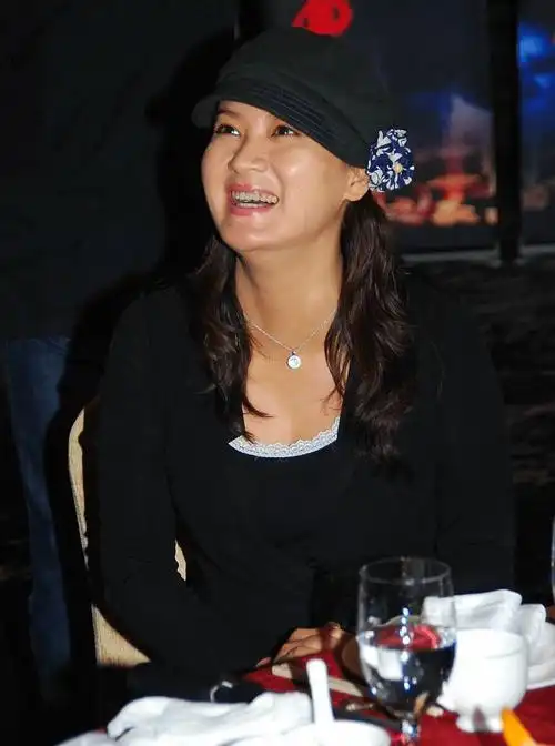 李幼斌妻子史兰芽笑起来好甜美黑色穿搭配报童帽端庄又时髦