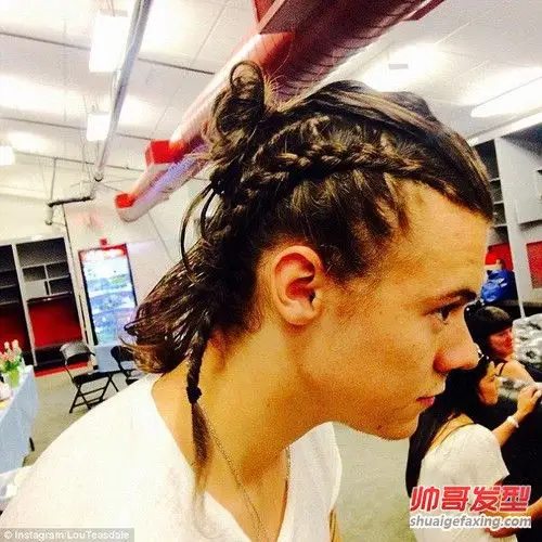 帅帅的男生扎辫子发型 扎辫子男人图片(3)