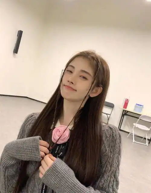 《2022—2023浙江卫视美好跨年夜》中,鞠婧祎胎毛刘海的造型好甜_kiku