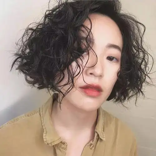 短发烫发爆小卷发型女人味十足