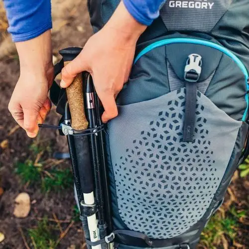 登山杖,三脚架,帐篷杆等"硬"装备,山友们不可能将其装进背包,不用时该