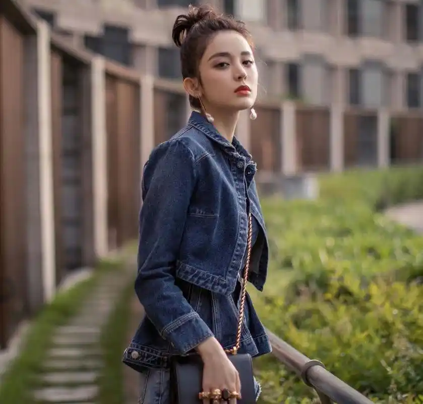 古力娜扎# 一袭水洗牛仔穿搭,雪肤玉貌的容颜,清纯甜美,精致立体的