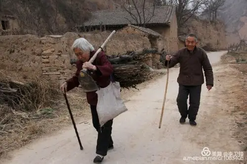 老人准备好了一切,盼望在外工作的儿女回家团聚!