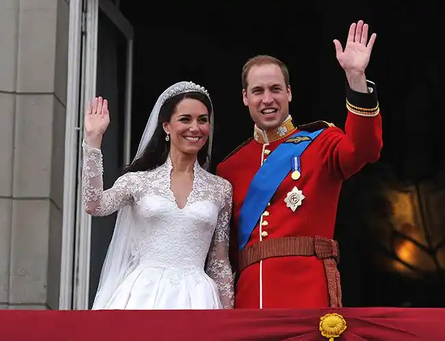 kate-middleton-and-prince-william-waving-on-wedding-day