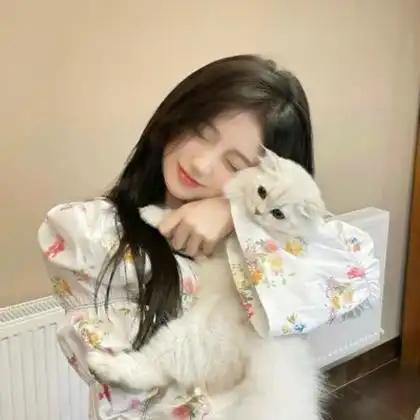 甜美女生抱宠物的可爱头像图片