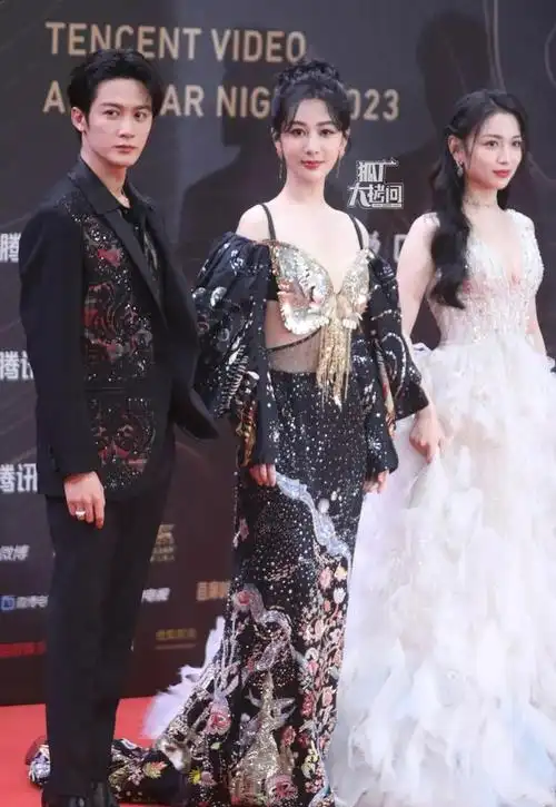 星光大赏红毯杨紫穿搭封神了金晨造型翻车钟楚曦艳压景甜