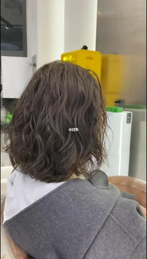 港风复古卷烫发