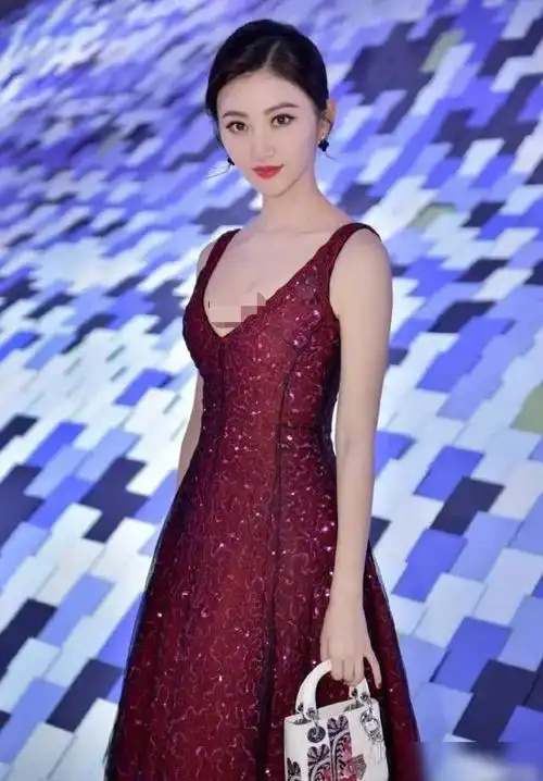 景甜也有大胆一面穿低胸红裙大秀性感好身材傲人上围太抢镜