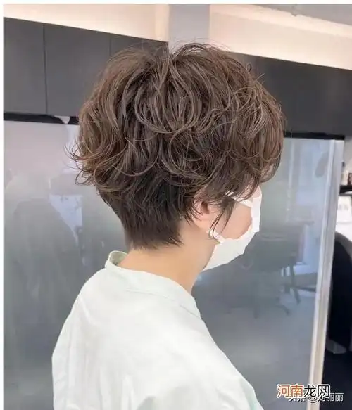 夏季爆款发型来了 女生纹理烫发型2022