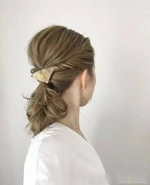 齐肩发也可以扎出优雅洋气款式的造型,时尚感十足