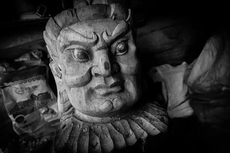 怒目金刚即使躺在地上也让人心生惧意