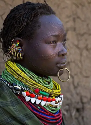 非洲部落土著身刺"最痛"纹身追求伤痕美