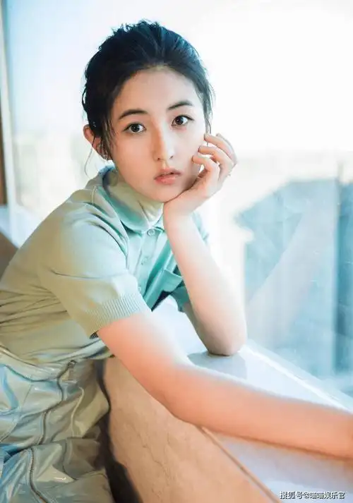 21岁新生代演员张子枫斩获华表奖,00后崭露头角!_演技_影后_演艺圈