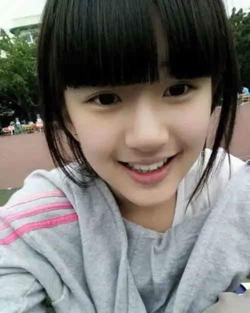 14岁因一张自拍被封为"国民初恋",如今长大简直美炸天!