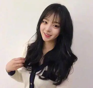 aainforest 分享到  这款空气刘海黑色长卷发发型,真的很适合菱形脸