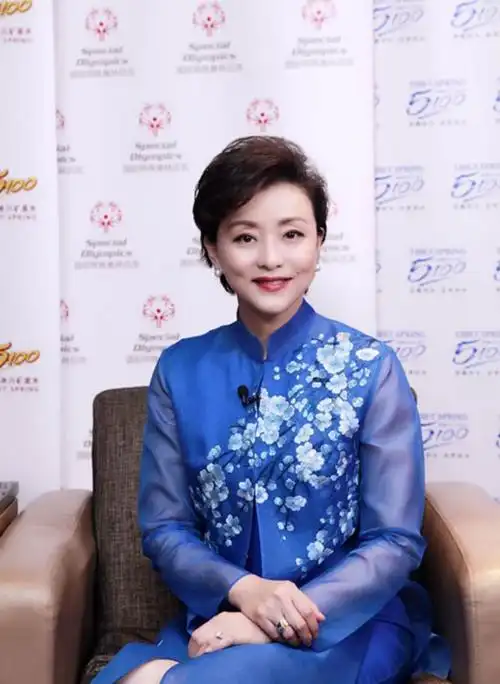 杨澜和林心如同框,两人同穿旗袍却各有风情,看着不像只相差8岁