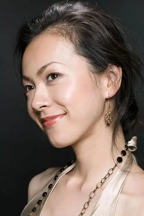 戴着蝴蝶结的女人