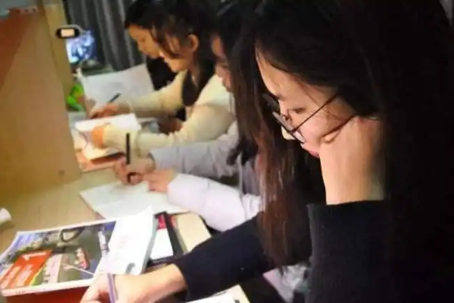 回顾衡中学霸李曼茜:学渣到高考状元,715分上清华,她如何逆袭