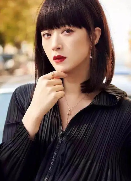 35岁蒋欣只不过换了一个发型,走起黑暗萝莉风,是本人吗?