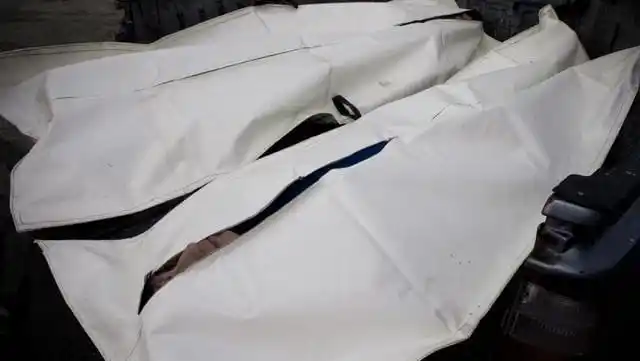 这个是一个即将要火化的少年,最后一步就是要裹上尸布,以防止尸体过