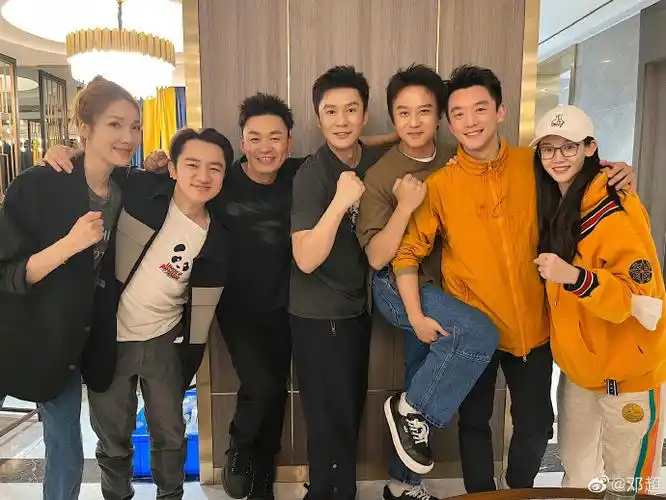 邓超晒跑男合影说we are伐木累