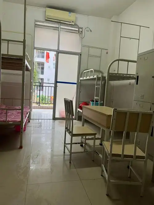 进厂第一天,今天宿舍只有我一个人.晚上睡觉一直不敢关灯.